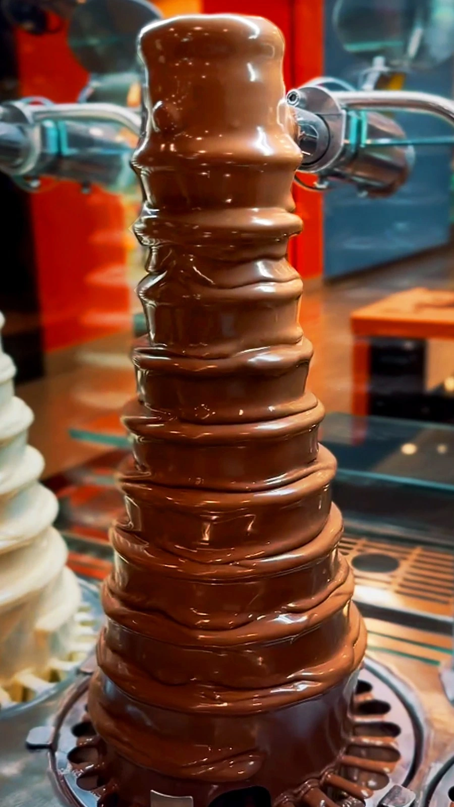 Cascata real da Planet Chocolate, com chocolate escorrendo.
